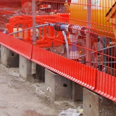 Freistehende Grenzschutzbarriere mit selbsttragendem Untergrund