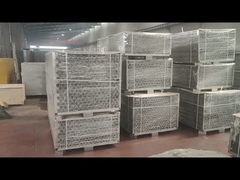 Feuerverzinkte Rundpfosten werden verpackt.