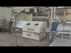 Zaunpfähle werden für die Anbringung von Zubehör gebohrt.