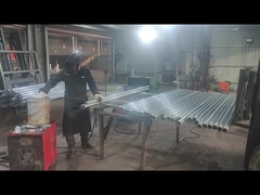 Die Zaunpfosten werden in die vom Kunden gewünschte Größe geschweißt.