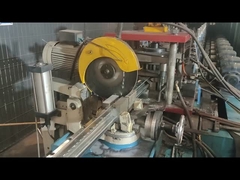 Pfirsichpfosten werden in die vom Kunden gewünschte Größe geschnitten