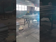 Der Zaunverbinder wird an den Zaunpfosten geschweißt