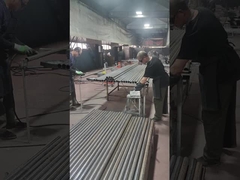 Die Zubehörteile werden an die Ringschützpfeiler geschweißt.