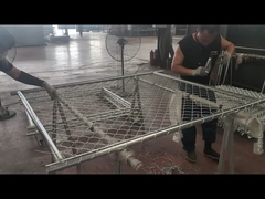 Chain Link Zaun wird mit dem Rahmen verbunden