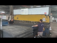 V-Maschendrahtzaun, der von einer Maschine gebogen wird