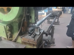 Der Pfirsichpfosten wird geschlagen.