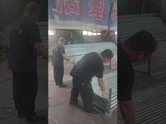 Zaunpfähle werden poliert und gestapelt