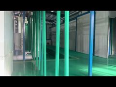 Quadratischer Pfosten in pulverbeschichtetem Grün